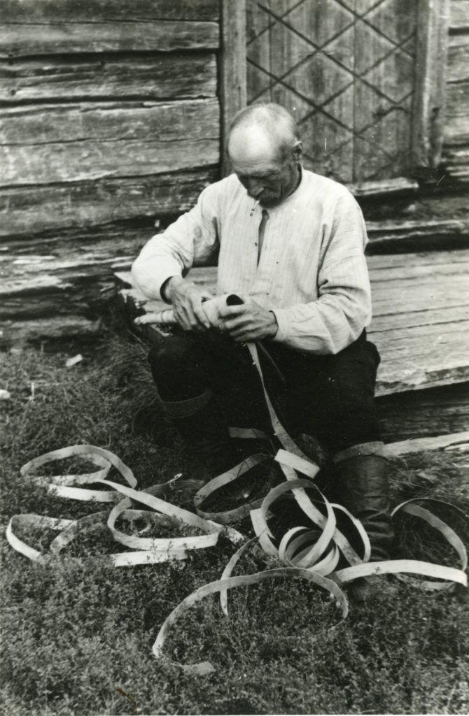 Näverslöjd vid gammal finngård